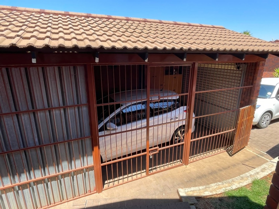 2 Bedroom Property for Sale in Langenhovenpark Free State